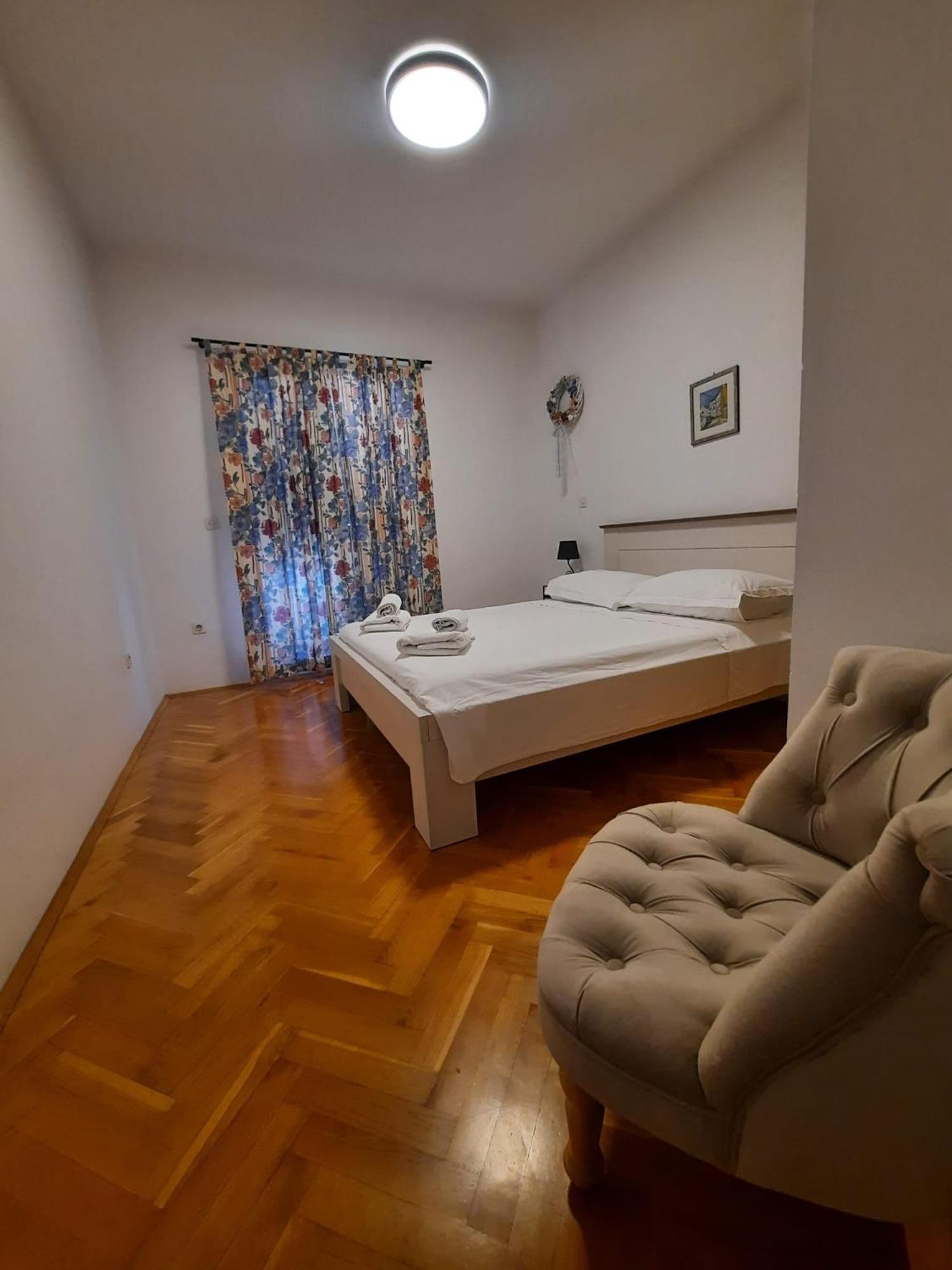 Buntin Apartments Примоштен Екстер'єр фото