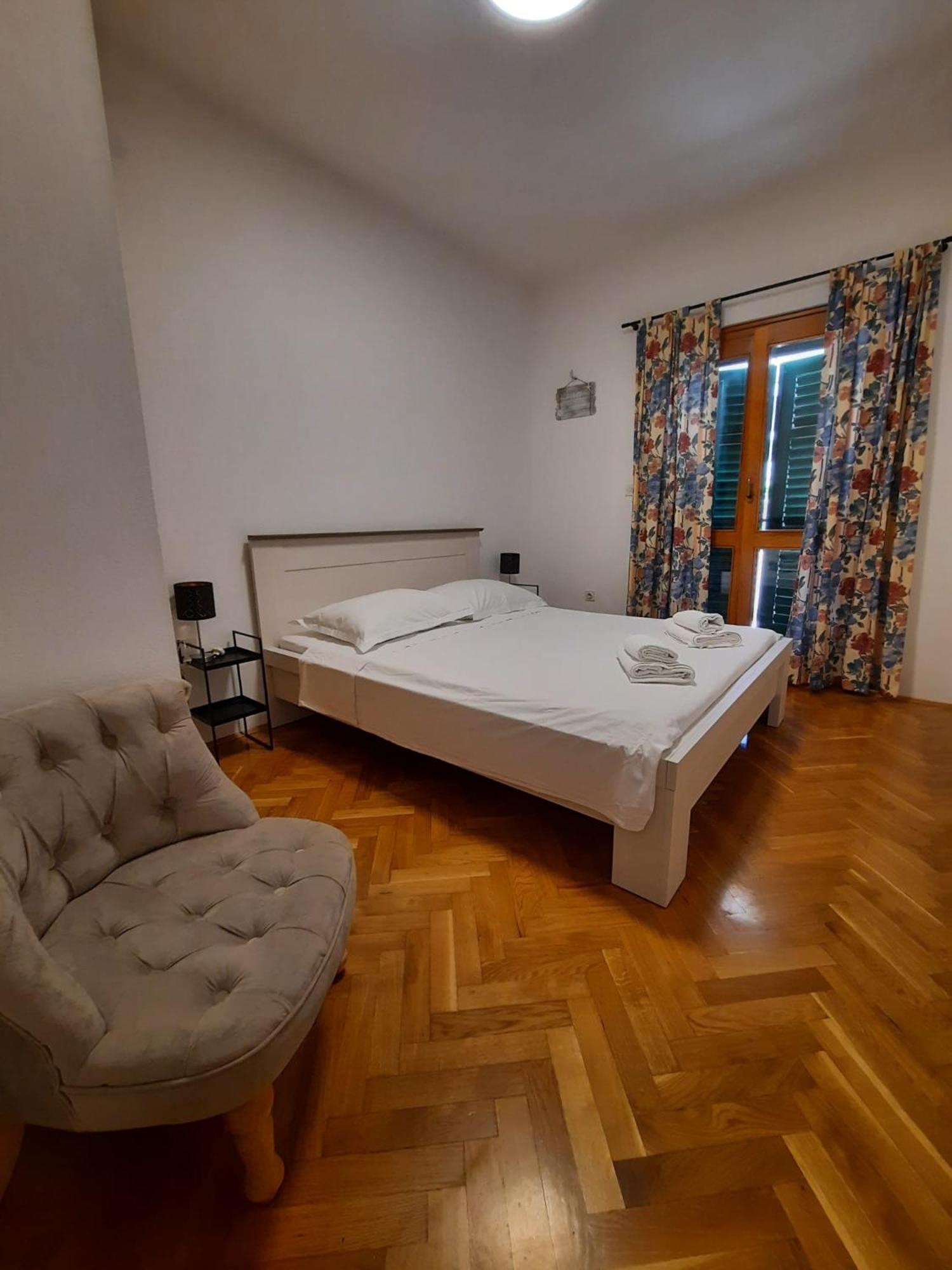 Buntin Apartments Примоштен Екстер'єр фото